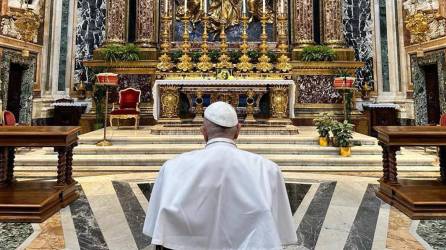 El papa Francisco reza en la basílica romana de Santa María La Mayor tras recibir el alta en el hospital Gemelli de la bronquitis que lo mantenía ingresado desde el pasado miércoles.