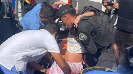 Policías hondureños asistieron este jueves (2 de marzo) a una dama en estado de embarazo y a punto de dar a luz en Tegucigalpa.