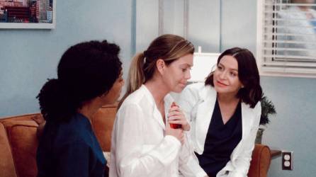 Maggie Pierce, Ellen Pompeo y Caterina Scorsone, en una escena de la serie “Anatomía de Grey”.