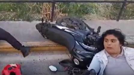 Curioso accidente en Tegucigalpa entre dos motocicletas
