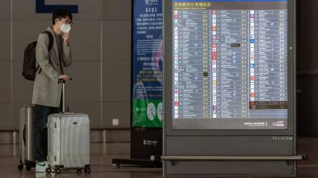 EEUU emitió restricciones a viajeros chinos ante los nuevos casis de covid-19.