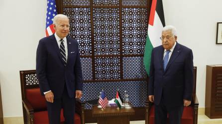 El presidente palestino, Mahmud Abas (R), y el estadounidense, Joe Biden, en Cisjordania. EFE/EPA/MOHAMAD TOROKMAN / POOL