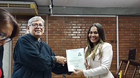 La madre de 40 años alzó su título de abogada en la Universidad Católica de Honduras en La Ceiba.