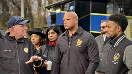 El gobernador de Maryland, Wes Moore (c), y el alcalde de Baltimore, Brandon M. Scott (d), atienden a la información del Jefe de bomberos de la ciudad de Baltimore, James Wallace (i), después de que el puente Francis Scott Key se derrumbase tras recibir el impacto el carguero Dali contra uno de sus pilares.