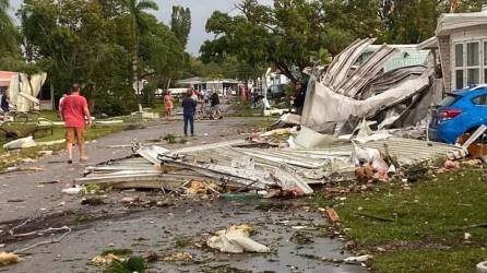 Decenas de residencias quedaron inhabitables tras el paso de un tornado por el sur de Florida.