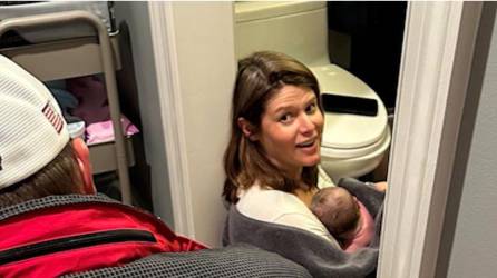 La presentadora de televisión Kasie Hunt se convirtió en la protagonista de una noticia viral en las redes sociales por la insólita forma en la que se convirtió en madre.