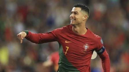 Cristiano Ronaldo anotó dos goles y Portugal derrotó a Eslovaquia para clasificar a la Eurocopa 2024.