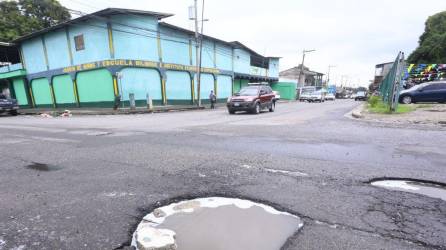 En diversas zonas de San Pedro Sula se han formado grandes hoyos que están afectando la circulación de los conductores.