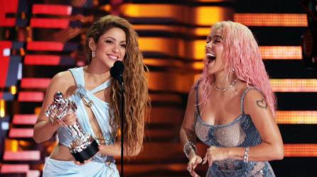 Shakira y Karol G en los MTV Video Music Awards.