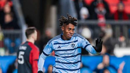 Alenis Vargas celebrando su primer gol en la MLS con el Sportig Kansas City.