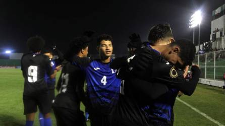Los jugadores de Honduras celebran el golazo de Edwin Munguía contra El Salvador.