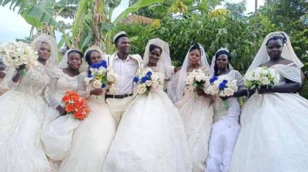 Un hombre de 47 años se casó con siete mujeres a la misma vez, dos con las que se casó son hermanas biológicas.. Así fue la ceremonia.