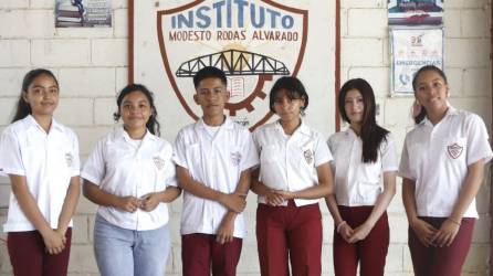 Seis jovencitos del Instituto Gubernamental Modesto Rodas Alvarado, ubicado en Chamelecón, San Pedro Sula, son los que brillan y se imponen por su disciplina y esmero en la excelencia académica entre una población estudiantil de más de 800 alumnos. Ellos son: Emily Grace Ulloa Granados, Jenndy Joely Gómez Portillo, Carlos Eduardo Martínez Suazo, Rosa Nathalia Oliva Flores, Lizzy Valeria Hernández Rivera y Rachel Marie Norales Costly.