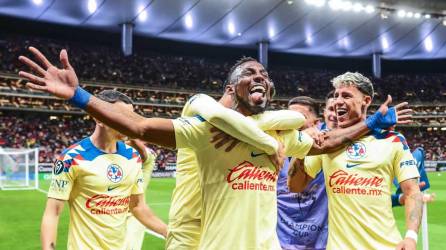 Julián Quiñones celebrando su gol de penal que puso a ganar al América contra Chivas en el Clásico Nacional de México por la Concacaf Champions Cup.