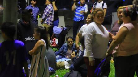 Familias hondureñas esperan en las afueras de la Terminal de buses de San Pedro Sula.