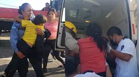 Una agente asistiendo a uno de los niños involucrados en el accidente.