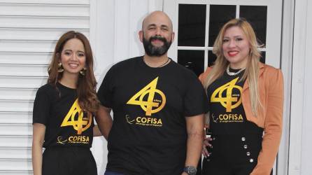 Ejecutivos de Cofisa celebran con mucha alegría su 40 Aniversario.