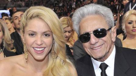 La cantante colombiana Shakira fue captada este sábado arribar a su ciudad natal, Barranquilla, Colombia de emergencia, esto por complicaciones de salud de su padre William Mebarak.