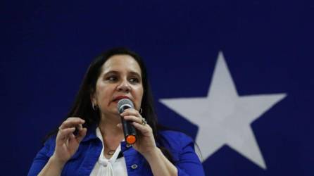 La exprimera dama de Honduras y actual precandidata presidencial por el Partido Nacional, Ana García Carías, respondió contundente a medios de comunicación cómo financiará su campaña electoral, dado a los problemas financieros familiares provocados por el juicio del expresidente Juan Orlando Hernández.