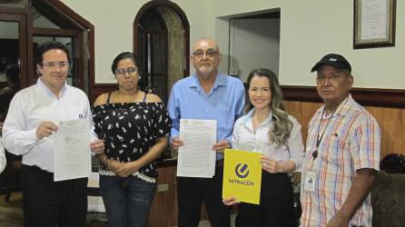 César Agurcia, Maryuri Gonzales, Gustavo Mejía, Elsy Morales y Lorenzo Velásquez firmaron el convenio con el que Cemento Ultracem se compromete a remodelar el centro educativo.