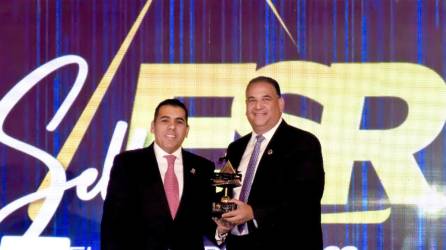 Luis Atala, vicepresidente corporativo de Grupo Financiero Ficohsa, recibe el Sello Fundarse, en reconocimiento al compromiso de la institución con el desarrollo de Honduras.