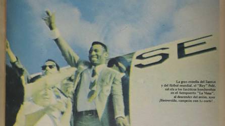 Pelé saludando a los aficionados hondureños el día que llegó al aeropuerto de San Pedro Sula.