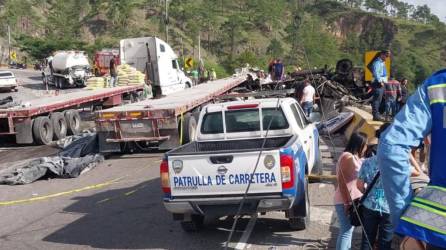 El fatal choque de las rastras se resgitró en la carretera CA-5 a la altura del sector conocido como <a rel=noopener noreferrer href=https://www.laprensa.hn/fotogalerias/honduras-comayagua-cuesta-virgen-historia-mitos-carretera-siguatepeque-KG10346950#image-1 target=_blank>“La Cuesta de La Virgen”</a> en el departamento de Comayagua, zona central de Honduras.