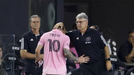 Gerardo Martino en el momento que le daba ánimo a Messi tras ser sustituido.