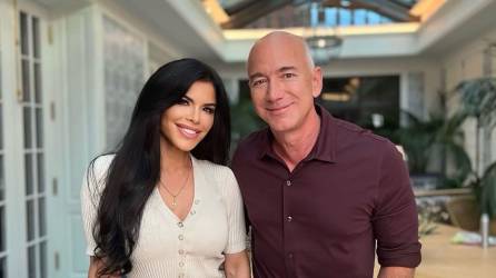 Lauren Sánchez y Jeff Bezos viven un apasionado romance.