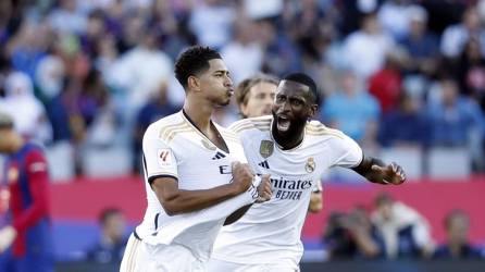 Jude Bellingham gritando su golazo para el empate del Real Madrid ante el Barcelona en el Clásico en Montjuïc.