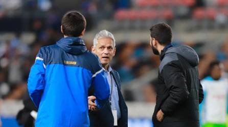 Reinaldo Rueda salió molesto tras el empate 1-1 de Honduras ante El Salvador.