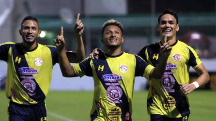 Los jugadores del Génesis celebrando el segundo gol contra el Victoria.