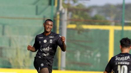 Carlos Small marcó su primer gol con la camiseta del Real España en el amistoso ante Parrillas One.