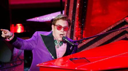 Elton John cuenta con sus vacunas completas.