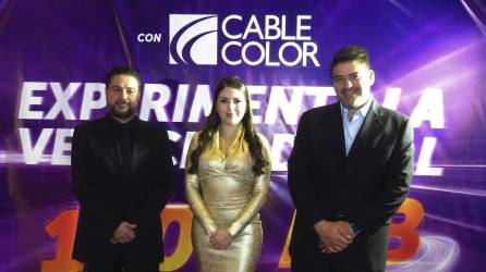 Jesús Torres, Isis Mendoza y César Rosenthal, ejecutivos de Cable Color en el lanzamiento de la nueva campaña “Experimenta la velocidad real hasta 1000 MB de internet residencial por fibra óptica”.