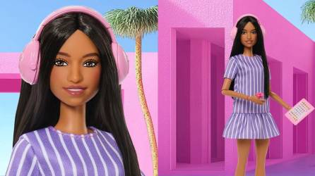 La nueva muñeca viste un vestido de corte A, diseñado para mayor comodidad sensorial, accesorios como un fidget spinner, auriculares con cancelación de ruido y una tableta de comunicación.