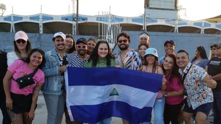 Un grupo de nicaragüenses previo al concierto de Bad Bunny.