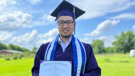 El pianista sampedrano, David Paz, continúa poniendo en alto el nombre de Honduras, al graduarse con honores de una conocida universidad de Estados Unidos.