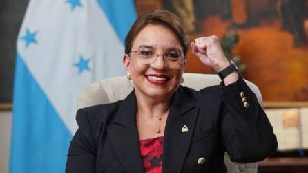 La primera mujer presidente de Honduras, Xiomara Castro de Zeleya esta de manteles largos y sus correligionarios, amigos y familiares le desean un feliz cumpleaños.