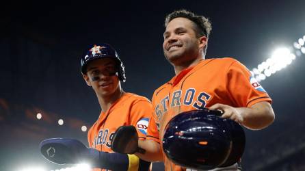 El hondureño Mauricio Dubón felicitó a José Altuve tras el jonrón con el que remontaron los Astros.