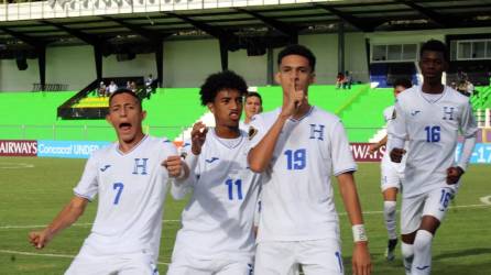 Jugadores de Honduras celebrando uno de los goles contra Bermudas en el Premundial Sub-17.