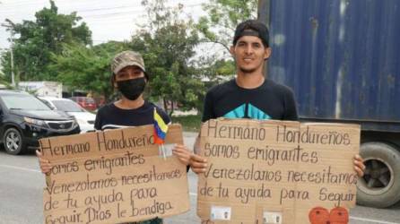 Migrantes venezolanos piden dinero en Honduras.