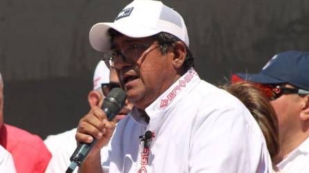El polémico y extrovertido alcalde de Choluteca Quintin Soriano, recientemente afirmó que depuso de su precandidatura presidencial por el partido Liberal para sumarse al movimiento “ Hable con Honduras” (HCH), como alcalde de esta ciudad del sur de Honduras en las elecciones internas de marzo del 2025.