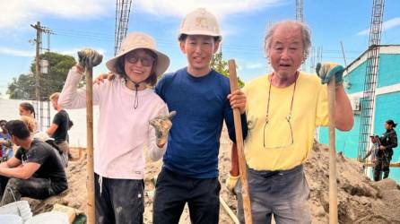 Doña Aoi y don Yuichiro, ambos padres del reconocido influencer Shin Fujiyama se sumaron a la labor altruista de su hijo en la construcción de una escuela más en Honduras.