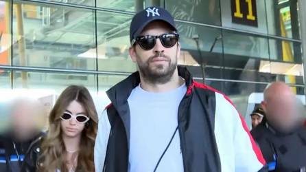 Gerard Piqué y su novia Clara Chía Martí fueron protagonistas de un turbio e intenso momento a su llegada al aeropuerto de Madrid, siendo escoltados y con agresividad, amedrentaron la seguridad a los medios.