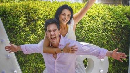 Tras cuatro años de haberse casado, en noviembre de 2019 Aislinn Derbez y Mauricio Ochmann decidieron separarse, y fue hasta el 2020 cuando dieron a conocer al público su ruptura. Actualmente a tres años de su divorcio, vuelven a estar juntos.