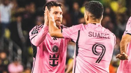 Lionel Messi celebrando el gol con su compañero Luis Suárez.