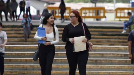 Estudiantes ingresan a la Universidad Nacional Autónoma de Honduras.