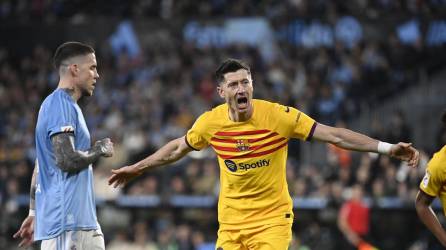 Robert Lewandowski celebrando uno de sus goles para salvar al Barcelona ante Celta de Vigo.