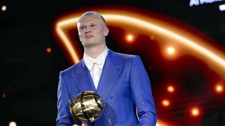 Erling Haaland viajó a Dubái para recibir el premio al mejor jugador del mundo en los Globe Soccer Awards.